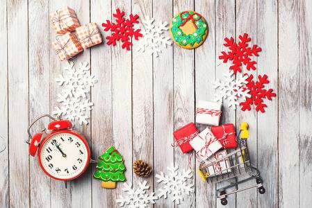 迷你推车, 礼品盒, 圣诞姜饼, snowflackes, 木桌上的红色时钟.视图.