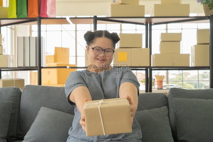 亚洲商业女人赠送礼物邮政包裹装箱交付在家工作销售线产品航运服务